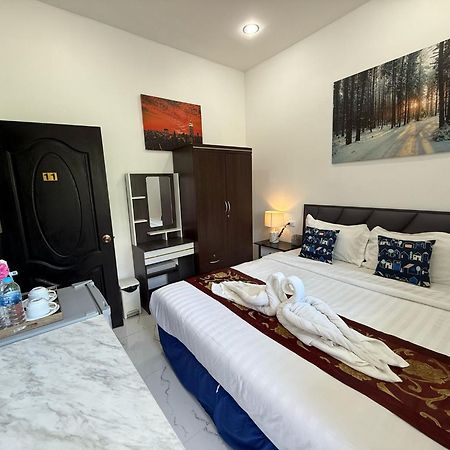 Heaven House Restro & Bar Hotel Patong Exterior photo