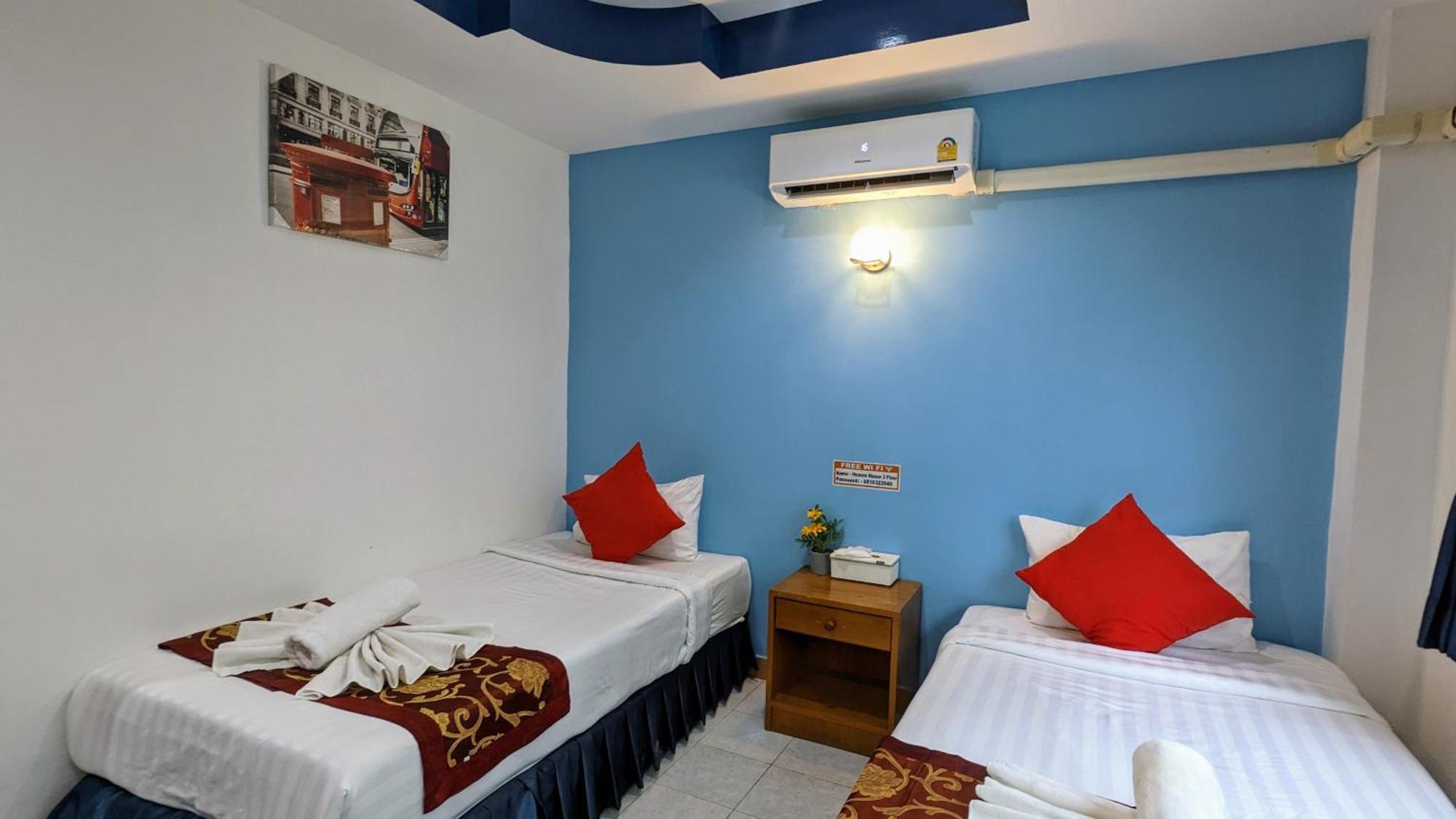 Heaven House Restro & Bar Hotel Patong Exterior photo