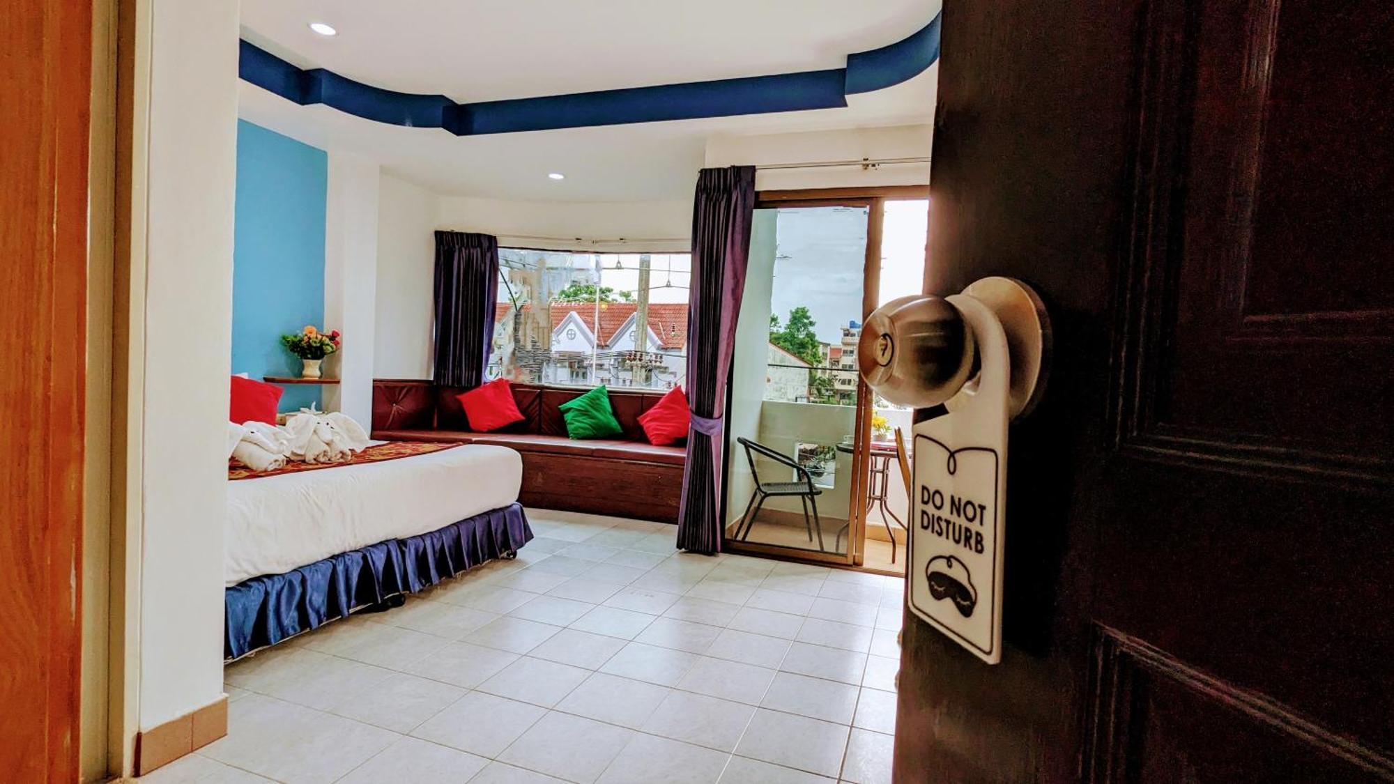 Heaven House Restro & Bar Hotel Patong Exterior photo