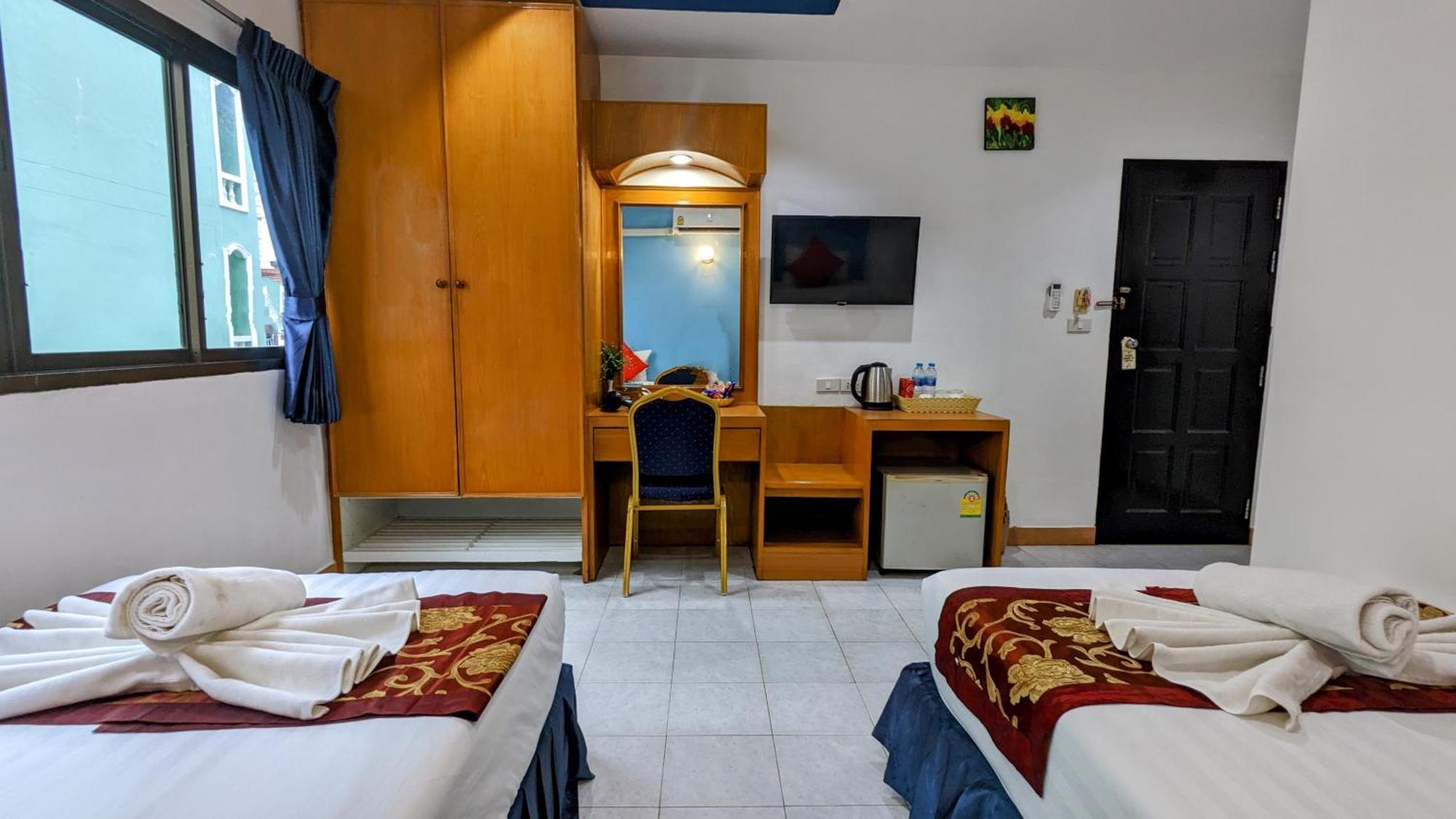 Heaven House Restro & Bar Hotel Patong Exterior photo