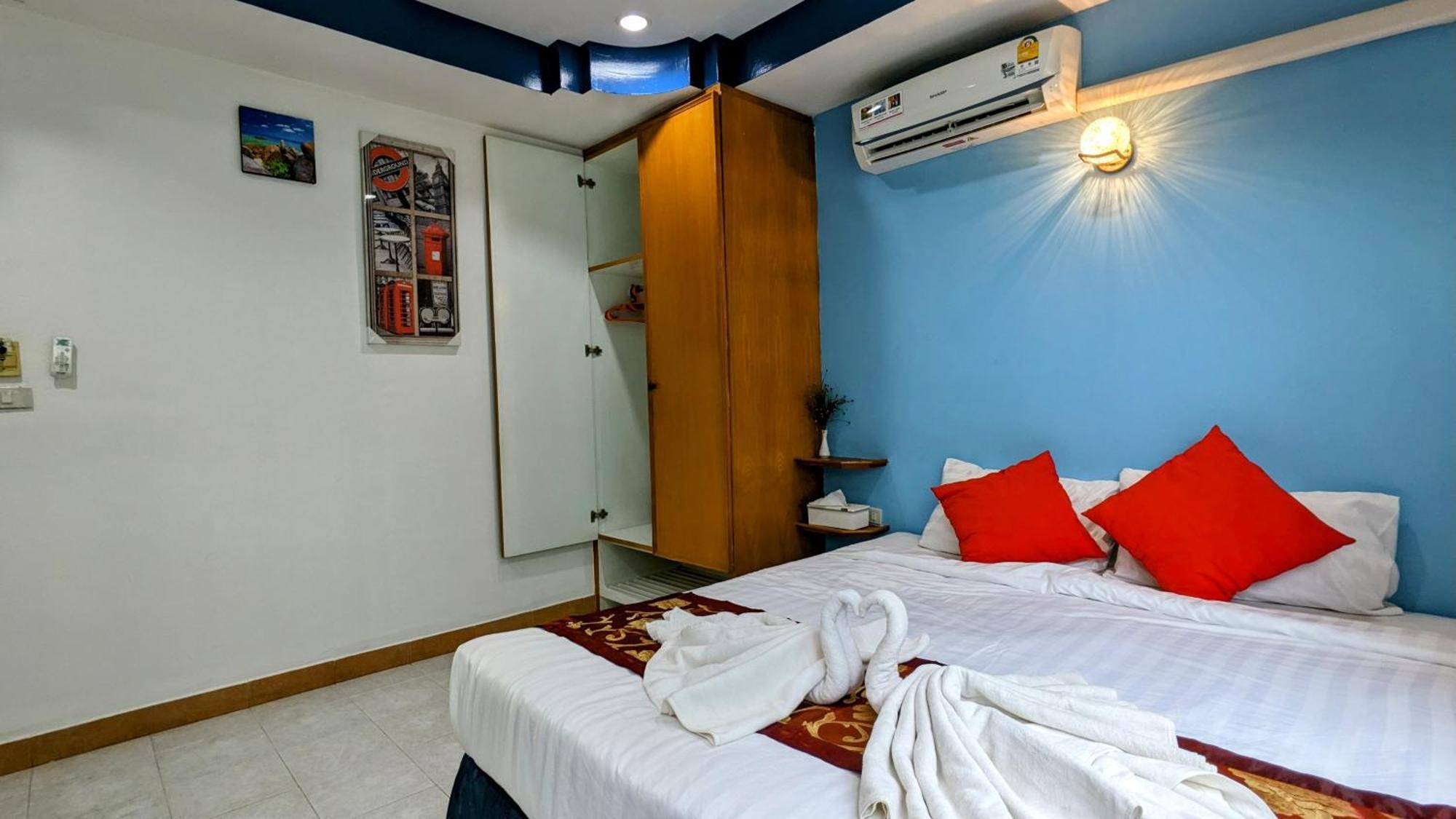 Heaven House Restro & Bar Hotel Patong Exterior photo