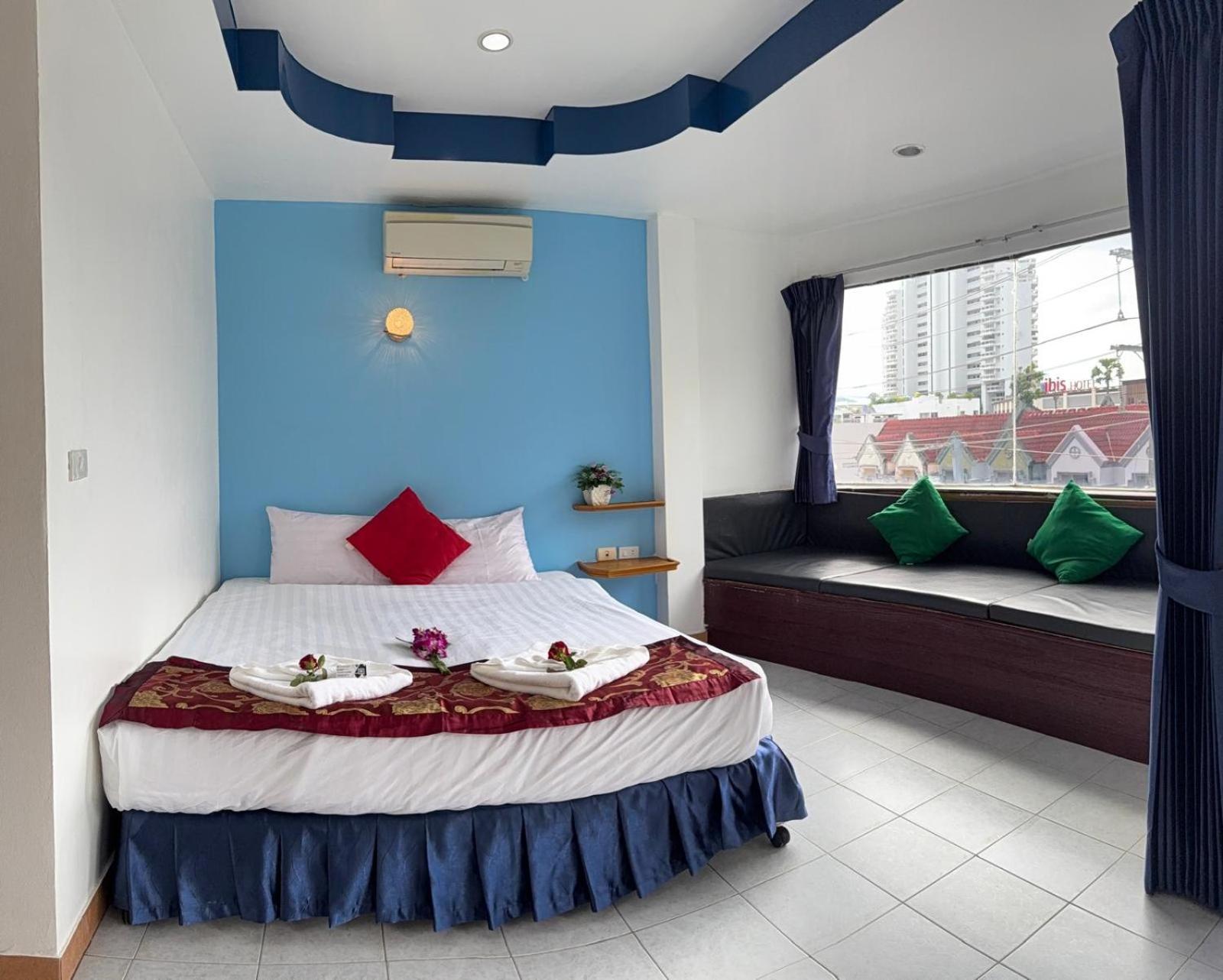 Heaven House Restro & Bar Hotel Patong Exterior photo
