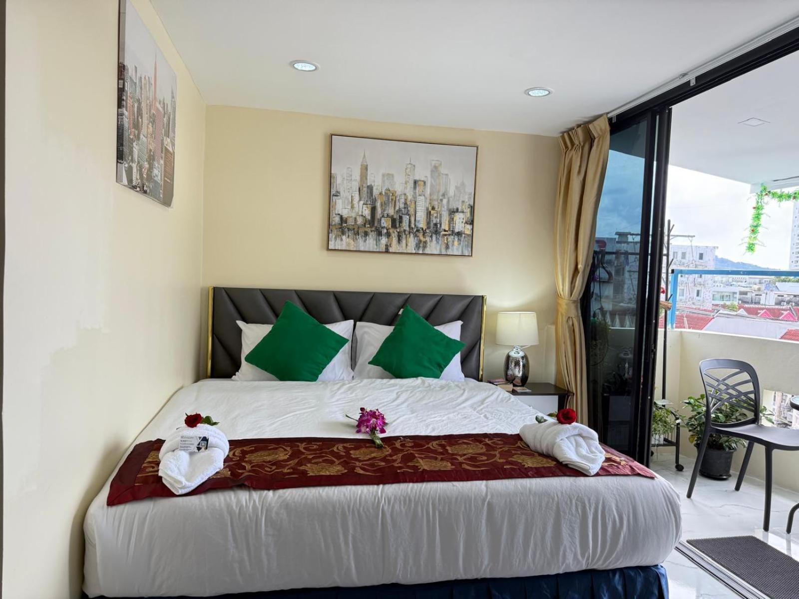 Heaven House Restro & Bar Hotel Patong Exterior photo